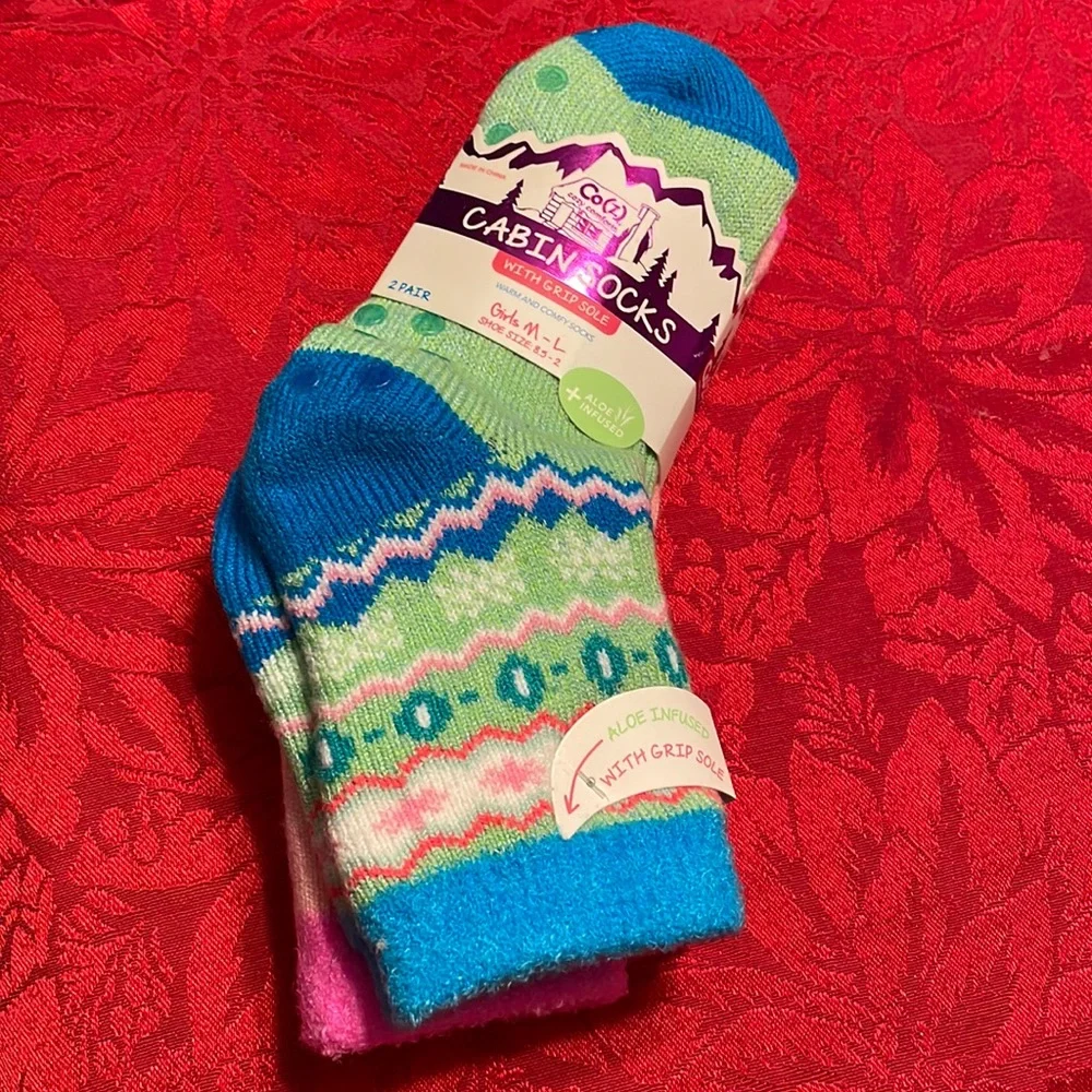 cozy comfy cabin socks with grip sole & aloe infused